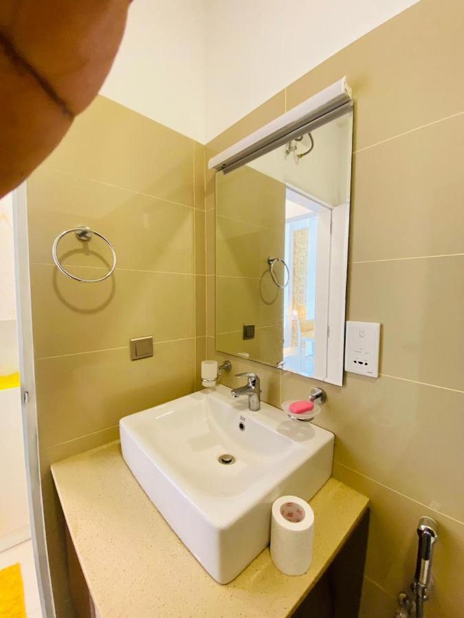Ocean Breeze - Udaya Luxury Apartments Negombo Luaran gambar
